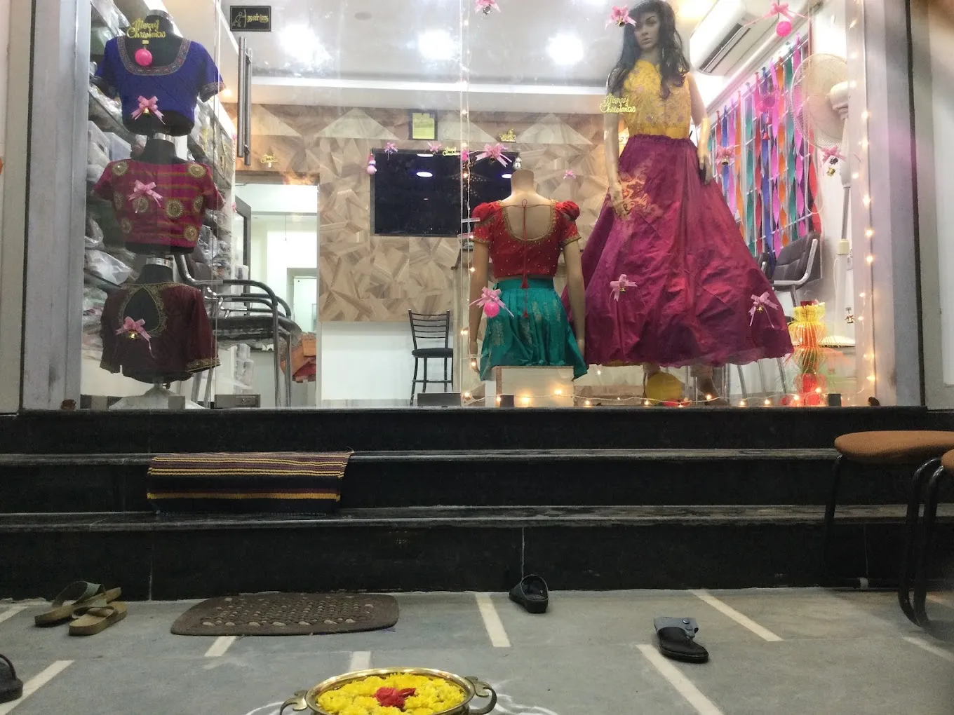 Latchumi aadaiyagam